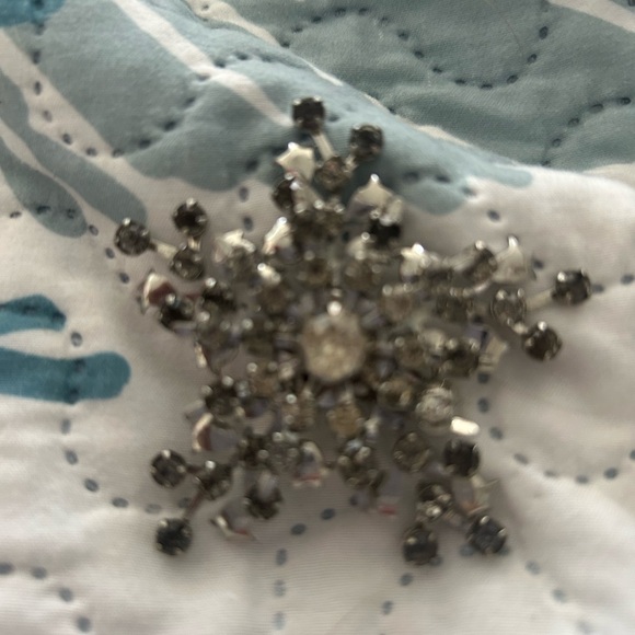 Vintage Silvertone Star Shaped Brooch With Rhinestones - Picture 4 of 4